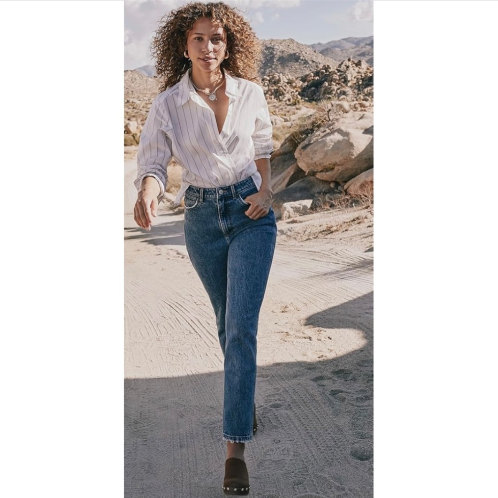 NWOT Wrangler High Rise Vintage Taper Mom Jeans Sz 8 Distressed Medium Wash